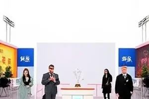 站内今日主推横向大图，多部热门剧目话题在版面上依次排开