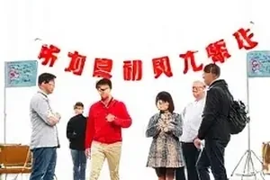 第九次日落封面，天台栏杆后逐渐沉入楼群之间的夕阳